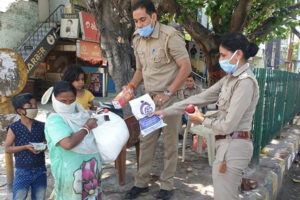 నోయిడా ఆశ్రమం సరఫరా చేసిన సహాయ సామగ్రిని పంపిణీ చేయడానికి సహాయం చేసిన పోలీసులు