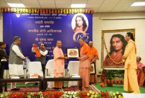 Adityanathji welcomes monks from YSS.