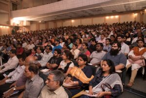 More than 800 people attend the talk.