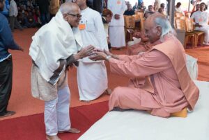 Swamijis distribute prasad.