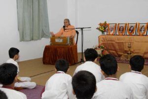 Swami Smaranananda gives an inspiring closing talk.