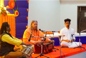 Swami Vasudevananda leads bhajan, Indore.