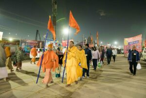 पवित्र स्नान के अंतिम दिवस के दौरान सुबह की डुबकी के लिए वाईएसएस भक्त दो दो की संख्या में चलते हुए।