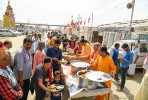 40 दिवसीय आयोजन के दौरान नियमित रूप से भंडारे का आयोजन।