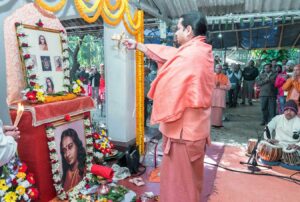 Swami Chaitanyananda performs arati.