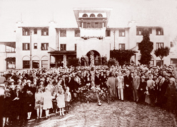 Yogananda with his students at Mt. Washington in Los Angeles.