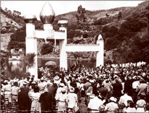 Paramahansa Yogananda and his disciples in Lake Shrine.