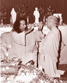 yogananda-rajarsi-janakananda-blessing