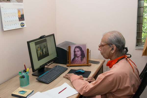 Swami Suddhananda conducts Meditation Leaders' Training