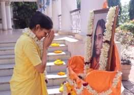 Brahmacharini Krishnapriya pranams to Guruji.