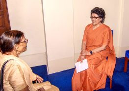 A devotee receives counselling from Draupadi Mai.