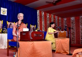 Brahmacharini Krishnapriya leads chanting.