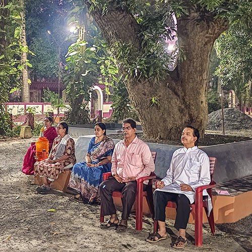 YSS Rajahmundry Retreat – Devotees Meditating Under the Mango Tree