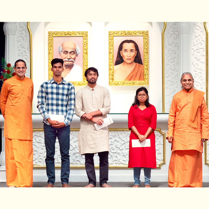 योग्य विद्यार्थियों को छात्रवृत्तियाँ प्रदान की जाती हैं।