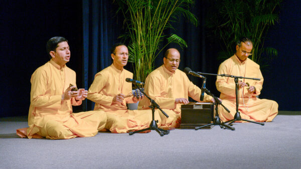Devotional Chanting led by YSS Sannyasis in Hindi
