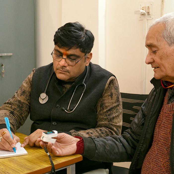 एक चिकित्सक सेवाश्रम में एक रोगी का परीक्षण करते हुए।