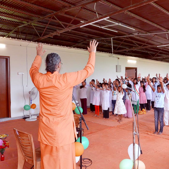 बाल सत्संग में गुरुजी की आरोग्यकारी प्रविधि का अभ्यास