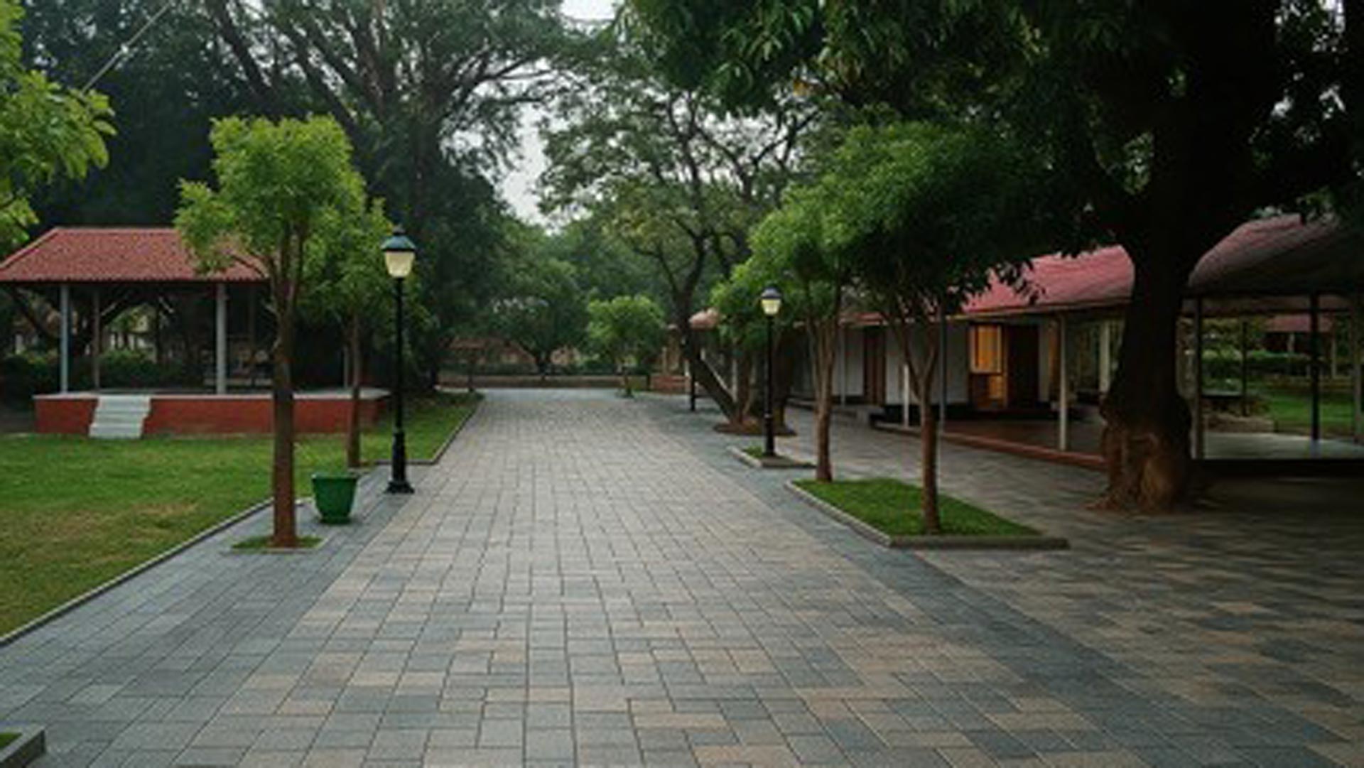 और पक्की सड़क शिव मन्दिर की ओर जाती हुई।