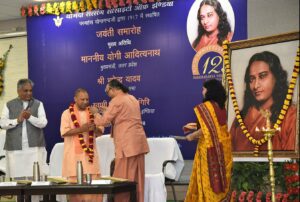 Swami Ishwarananda welcomes the Chief Guest.