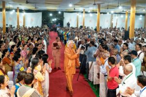 Swamiji pranams as he walks to the stage for his Inaugural Address.