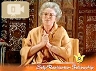 Daya mata giving a satsanga.