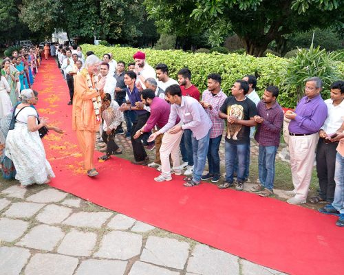 भक्त स्वामीजी का स्वागत करते हुए।