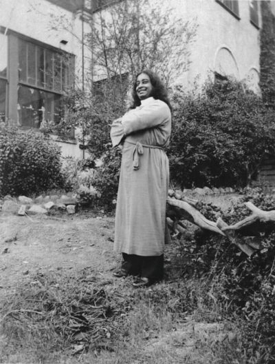 பரமஹம்ஸ-யோகானந்தர்-புதிதாக-வாங்கிய-கட்டத்திற்கு-முன்னால்-1925-இல்