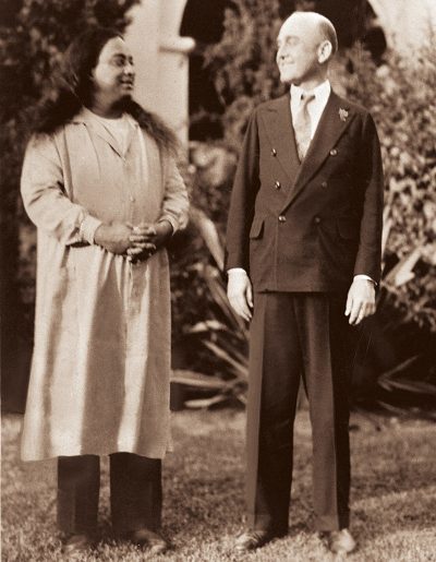 பரமஹம்ஸ-யோகானந்தர்-ஜேம்ஸ்-லின்-1933