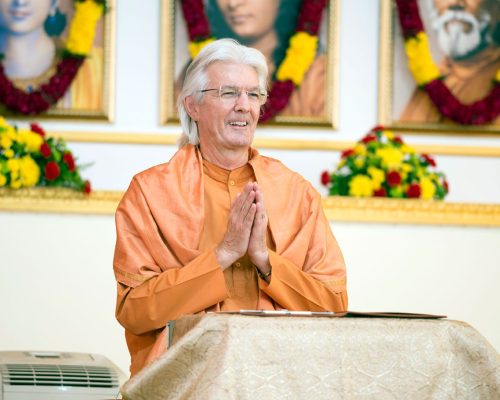 स्वामीजी भक्तों को गुरु द्वारा दी गई साधना पर आगे बढ़ते रहने के लिए प्रेरित करते हुए।